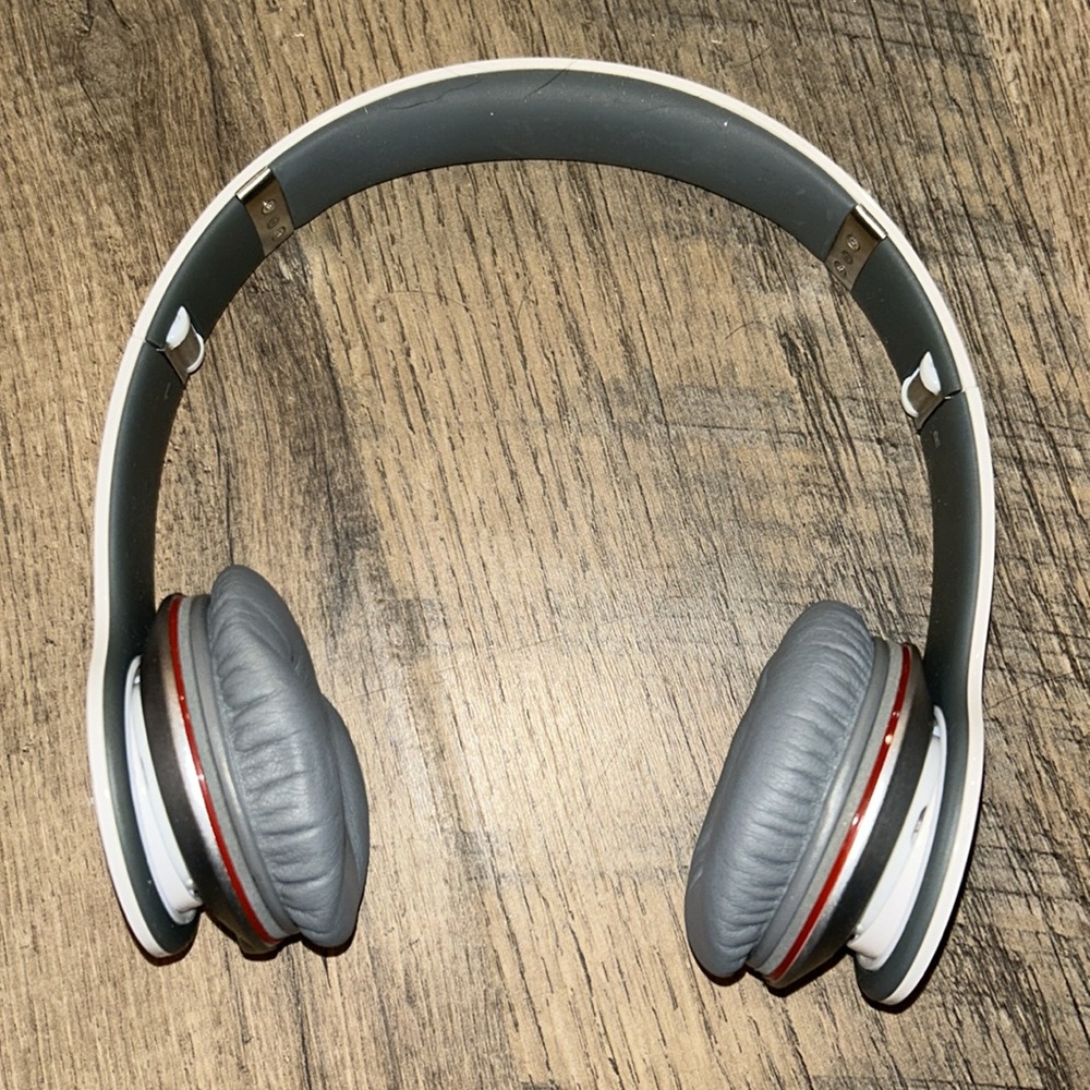 Beats by Dr. Dre White Headphones Solo HD - Picture 3 of 11